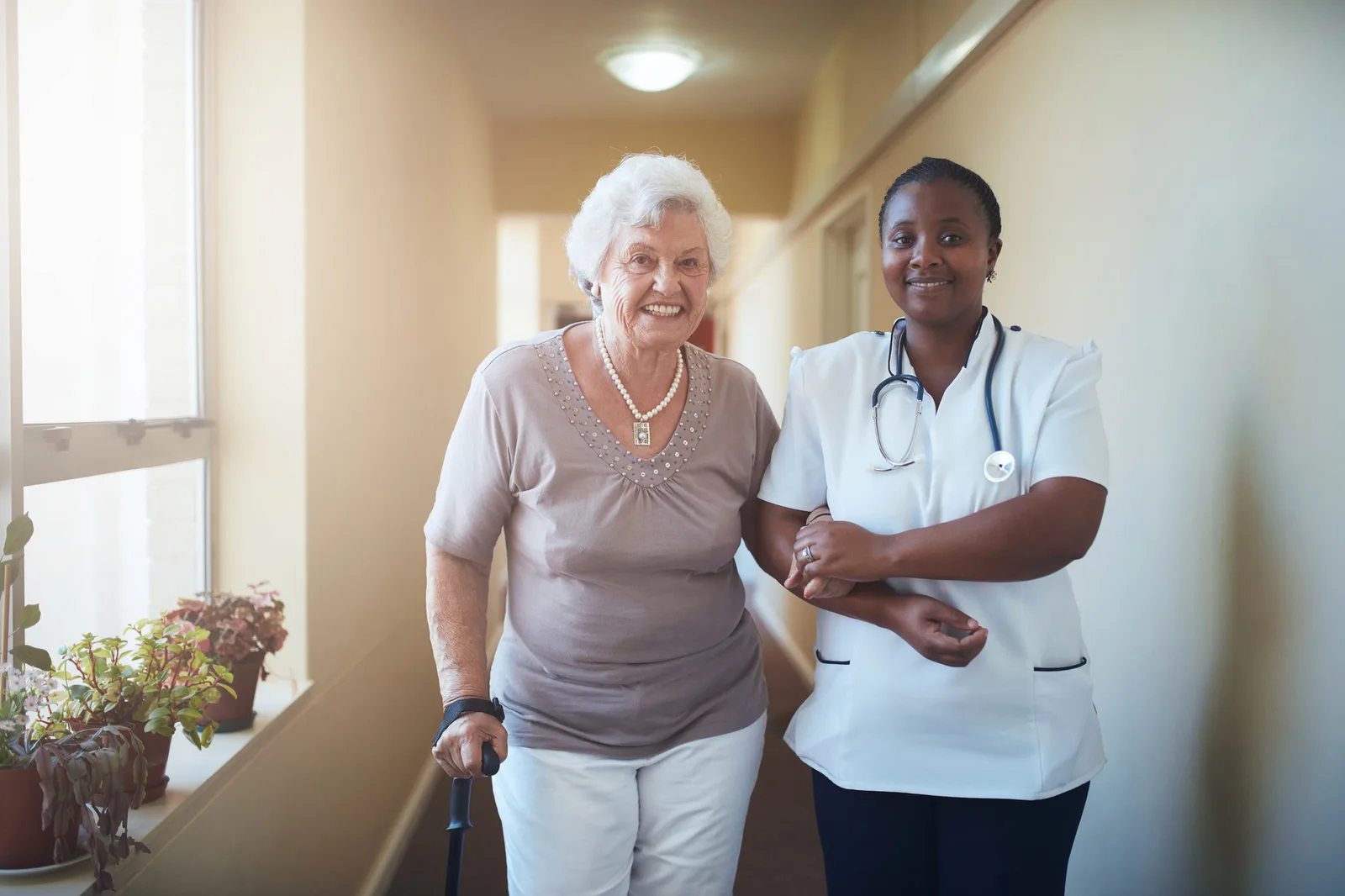 Infirmière ou aide-soignante qui aide une patiente