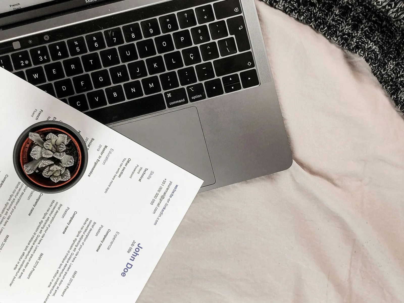 Photo diplome et livres Carewell plateforme de recrutement dans les soins en Suisse